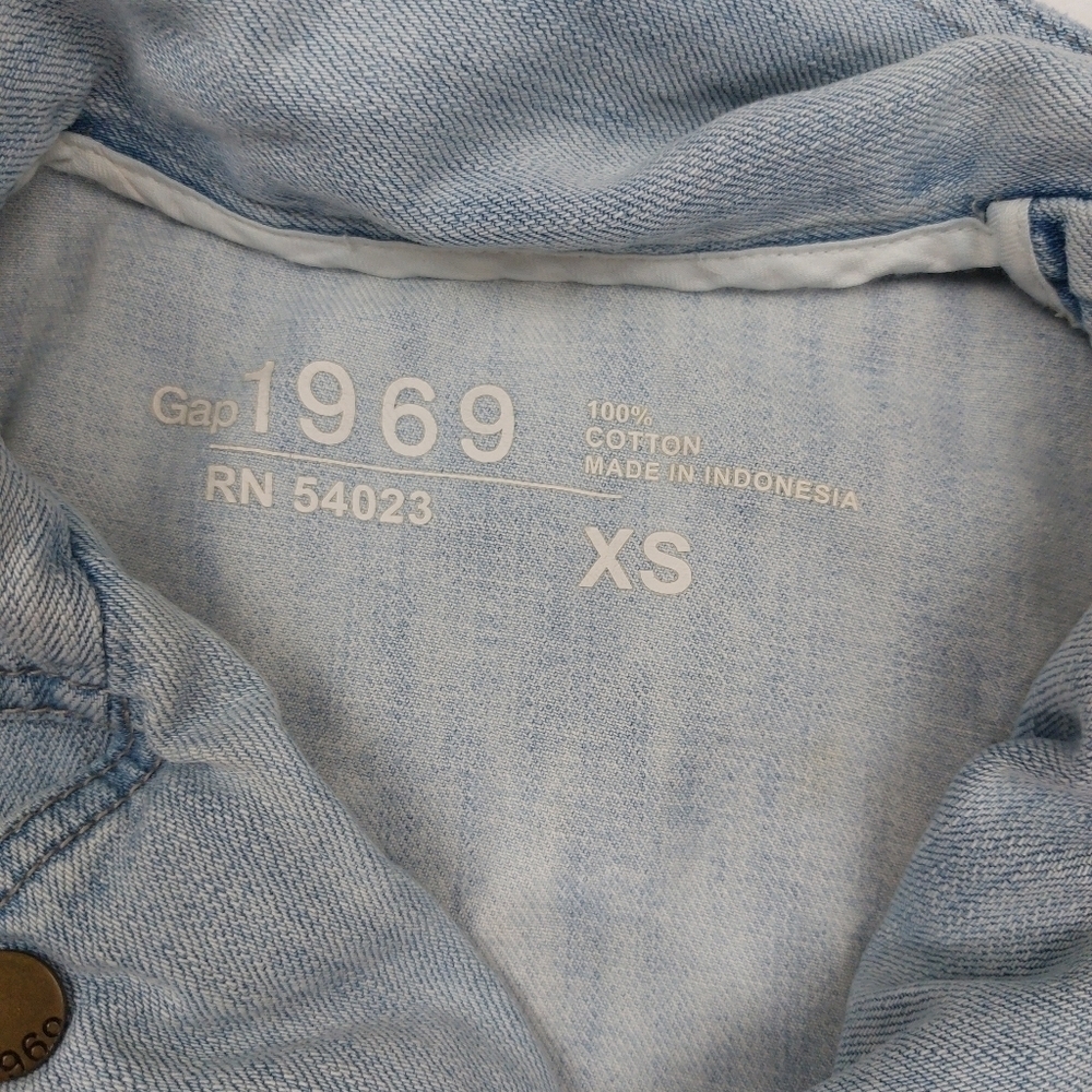 GAP WOMANS BIKER BEACH JACKET CROP LIGHT WASH BLUE JEAN DENIM 3/4 SLEEVE SZ XS - Picture 4 of 13